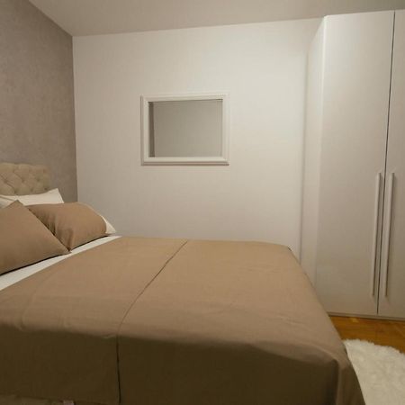 Apartman Sunset สเรมสกา มิโตรวิตซา ภายนอก รูปภาพ